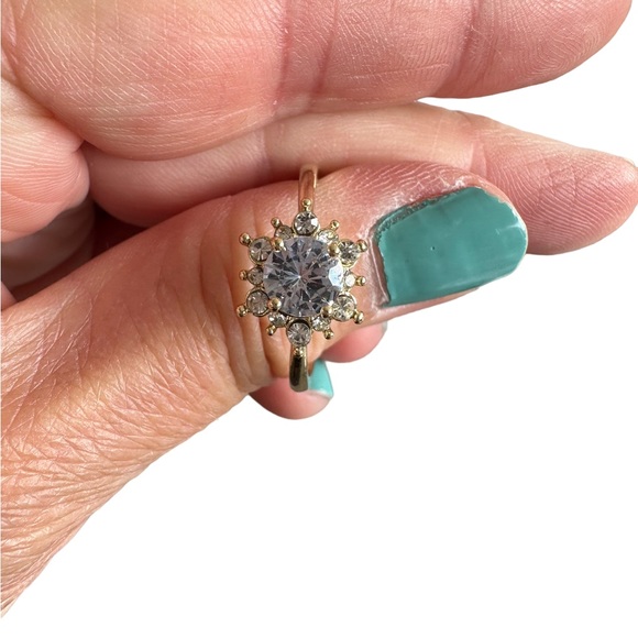 Gold and Zircon Diamond Flower Design Ring - Picture 5 of 9